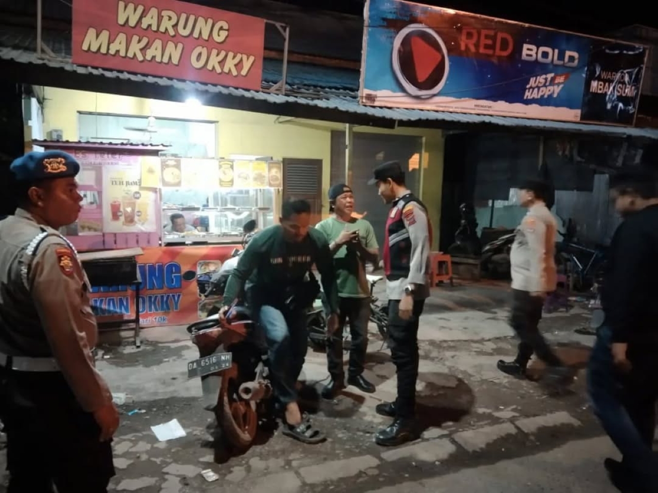 RAZIA: Setiap ada perkumpulan orang hingga larut malam, petugas lakukan pemeriksaan.