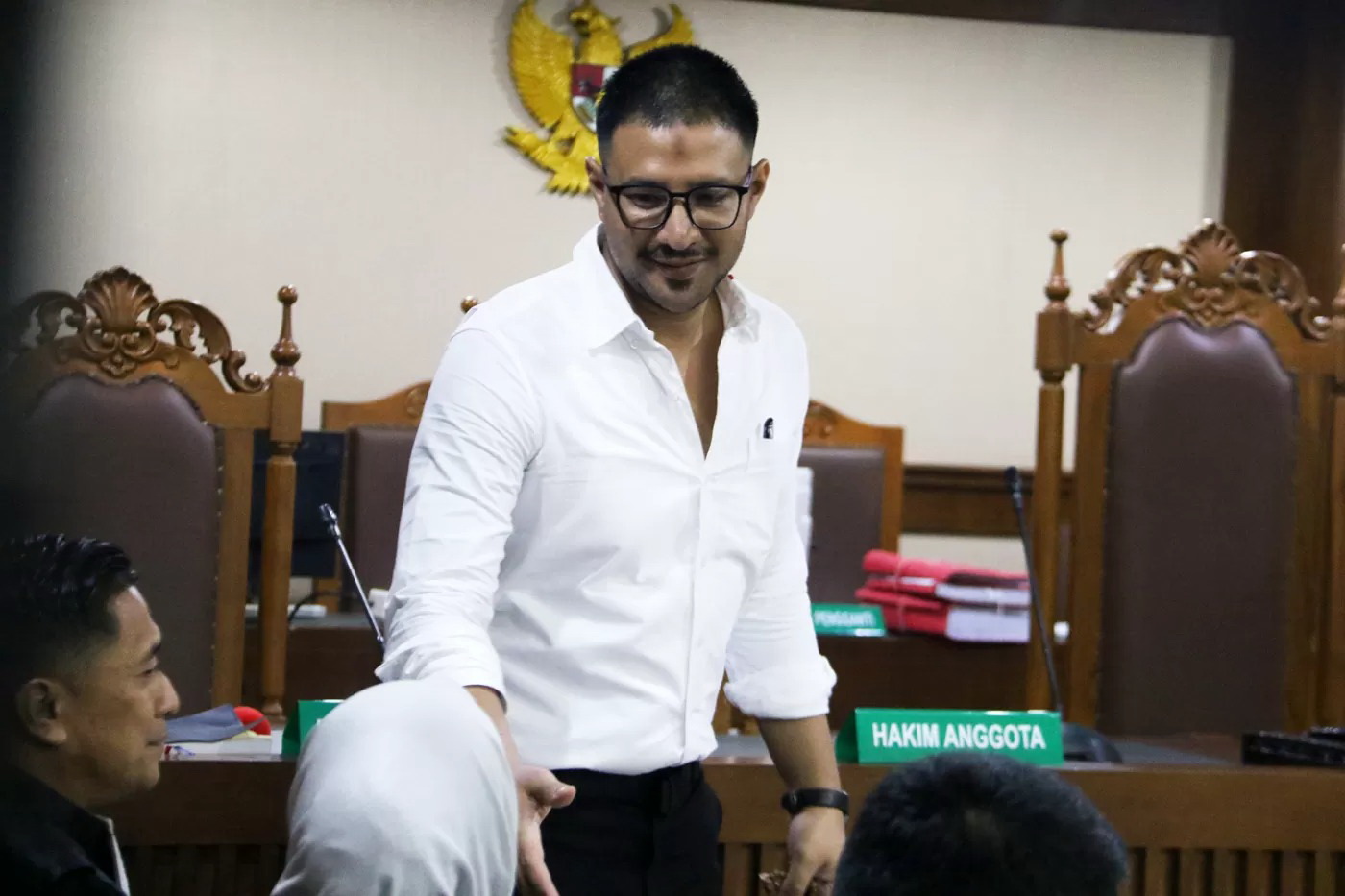 TETAP TENANG: Terdakwa kasus peredaran narkotika di dalam rumah tahanan (rutan) Muhammad Ammar Akbar alias Ammar Zoni saat menjalani sidang di Pengadilan Negeri Jakarta Pusat, Kamis (8/1). (Jawa Pos)