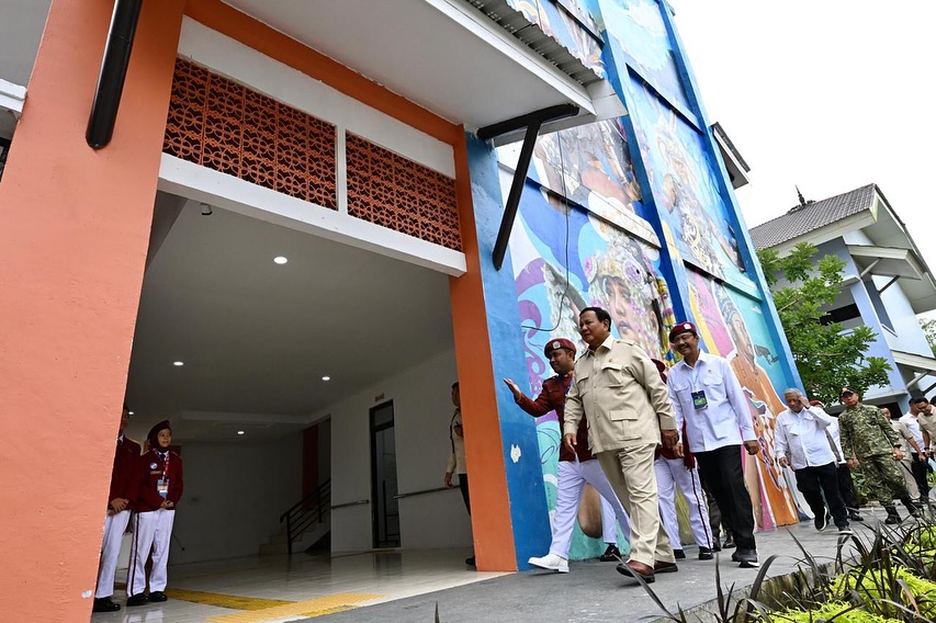 MENUJU PERPUSTAKAAN : Presiden Prabowo Subianto saat meninjau aktivitas di Sekolah Rakyat Terintegrasi di Kota Banjarbaru, yang juga jadi tempat siswa dari Kabupaten Banjar bersekolah.