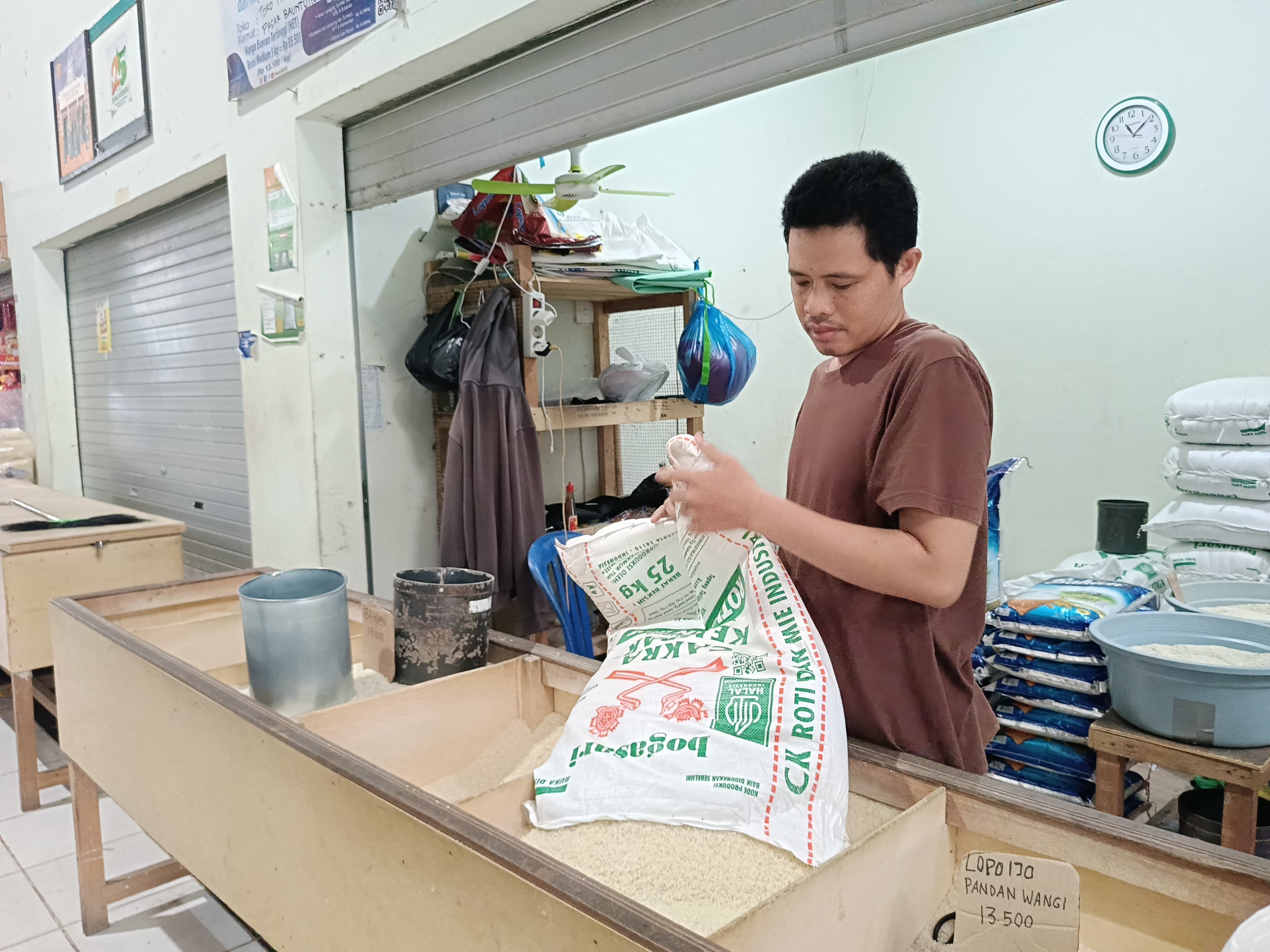 naik: Harga Beras Lokal di Pasar Bauntung Banjarbaru Naik hingga Rp1.000 per Liter (Sheilla Farazela/Radar Banjarmasin)