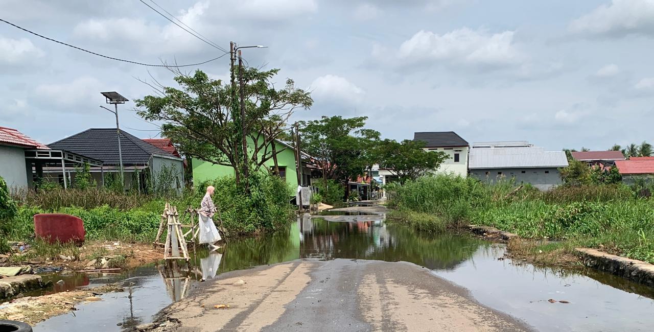 Genangan air tampak menghambat akses warga di kawasan Komplek Andai Jaya Persada, Banjarmasin. Disperkim menilai aliran air tersendat akibat timbunan tanah di luar area perencanaan drainase, sebelum a