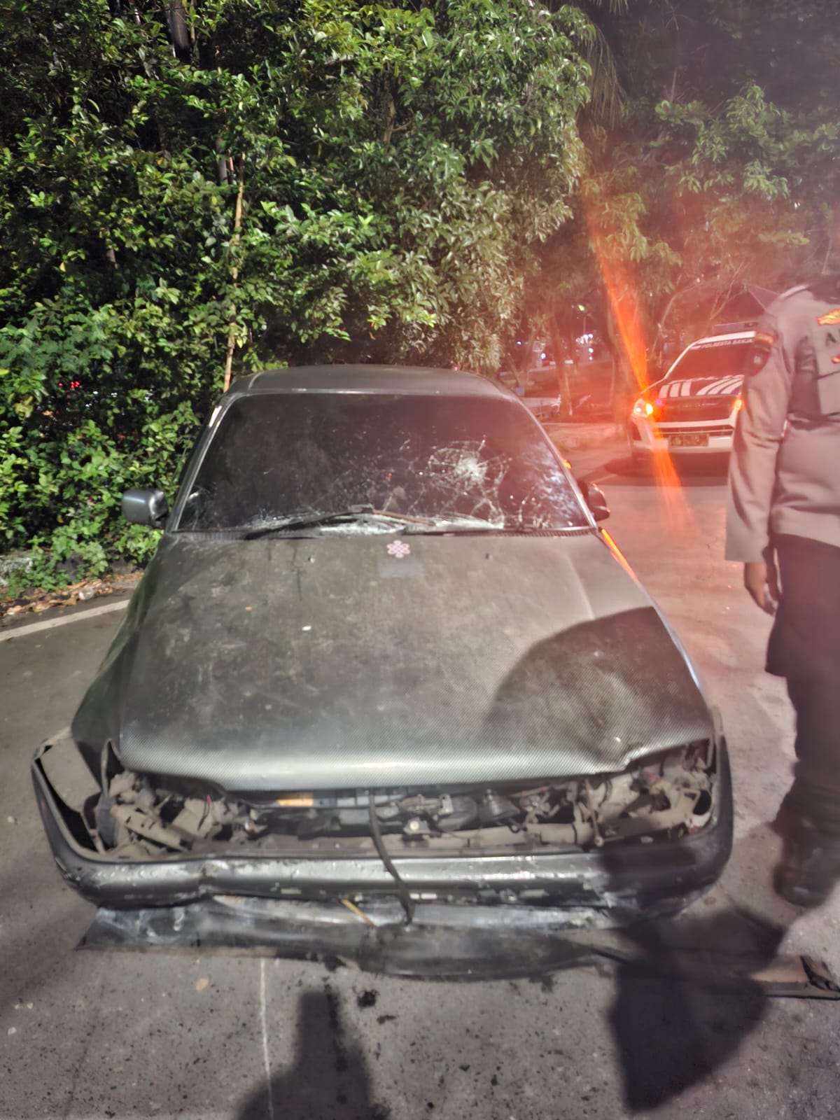 PENYOK: Pasca kecelakaan, kondisi mobil Toyota Starlet rusak parah setelah menabrak pembatas jalan di Jalan A Yani Km 1 Banjarmasin dan diamankan ke Polresta Banjarmasin.//polantas