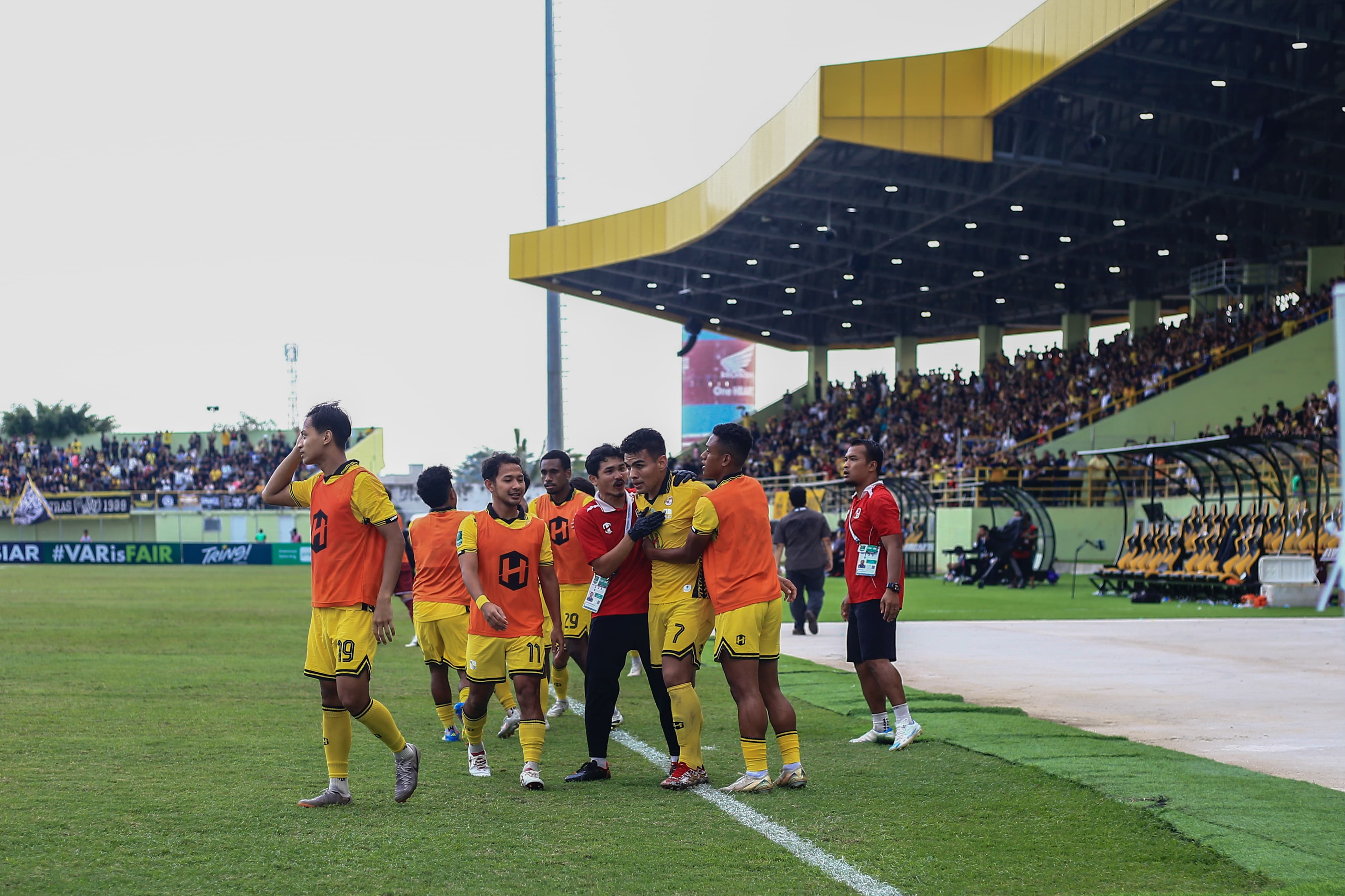 Pemain PS Barito Putera melakukan selebrasi usai Alexsandro Dos Santos mencetak gol penyama kedudukan ke gawang Persipura Jayapura pada laga Pegadaian Championship 2025/2026 di Stadion 17 Mei Banjarma