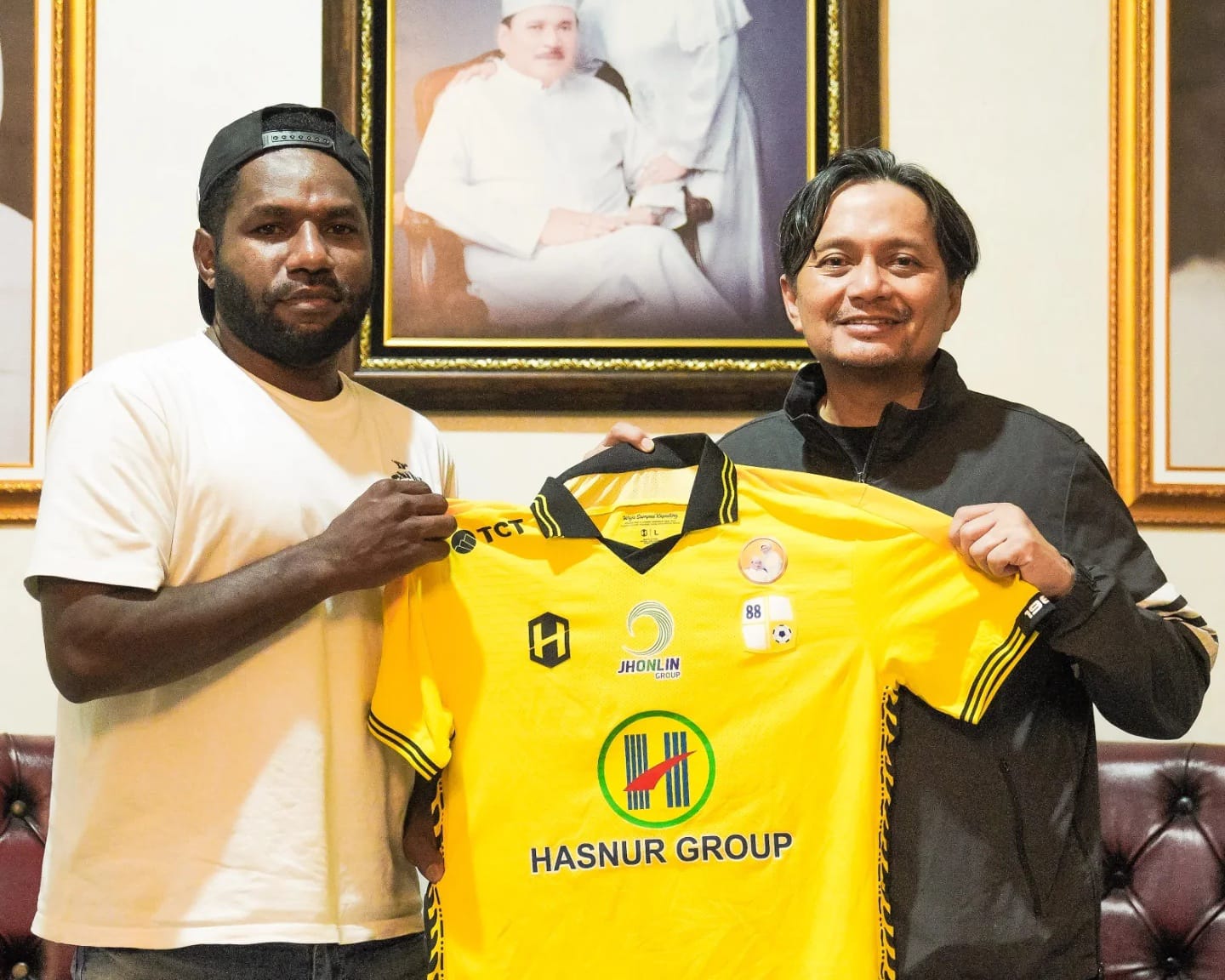 Penyerang anyar PS Barito Putera, Ricky Ricardo Cawor, usai resmi diperkenalkan sebagai bagian dari skuad Laskar Antasari untuk menghadapi Pegadaian Championship Liga 2 musim 2025/2026.(dok barito)