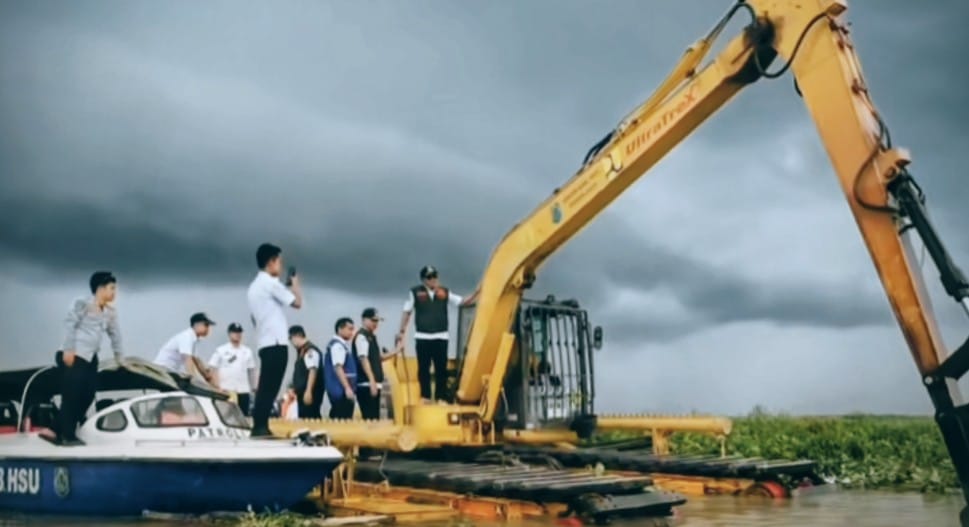 UPAYA: Eskavator Amfibi milik Pemkab HSU, siap melakukan upaya normalisasi sungai di wilayah Kabupaten HSU. (Foto: M.Akbar/Radar Banjarmasin)