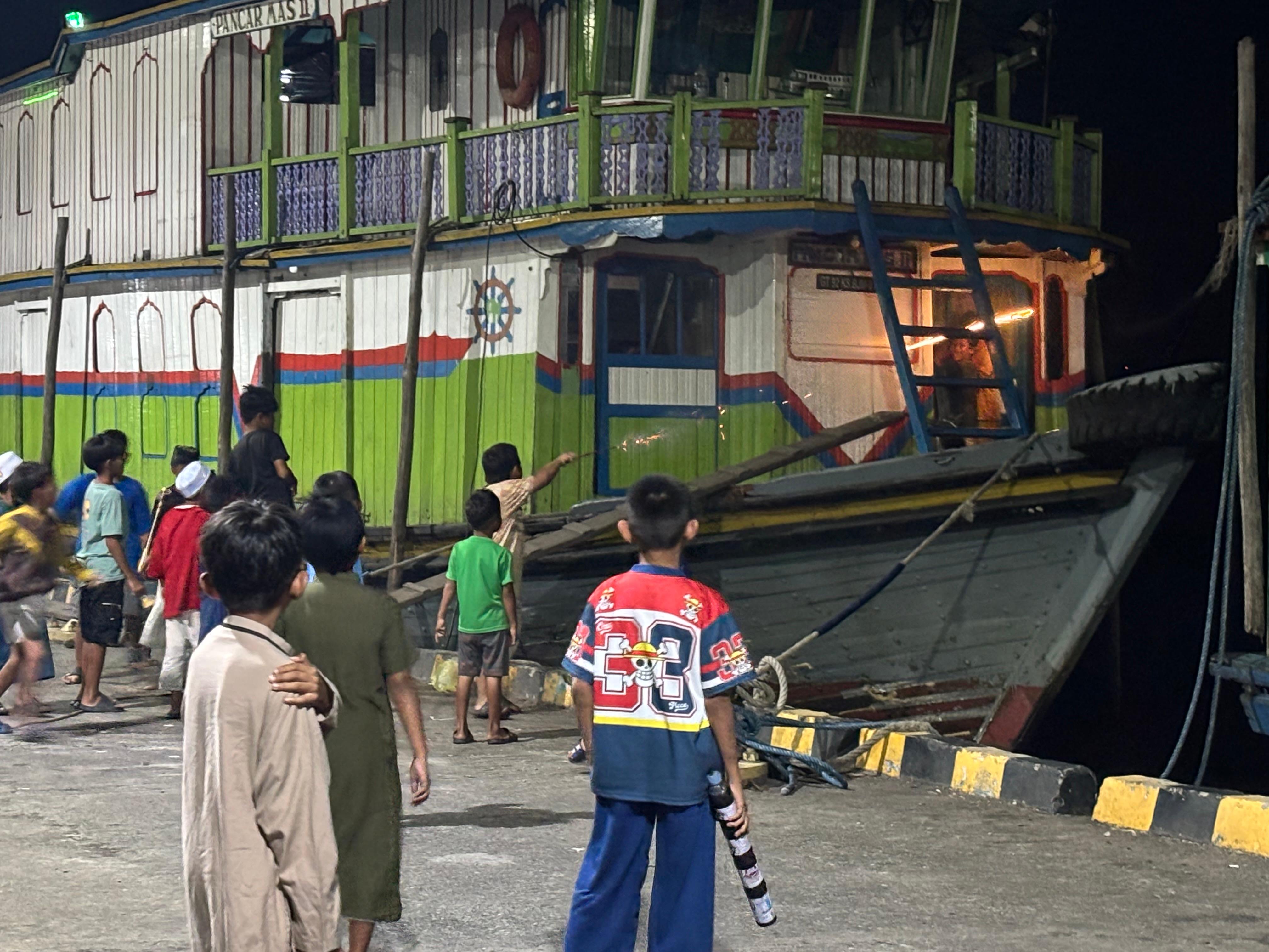 MERESAHKAN: Sekelompok bocil kerap bermain petasan dan kembang api membuat pengunjung Dermaga Banjar Raya terganggu. (Zulvan Rahmatan/Radar Banjarmasin)