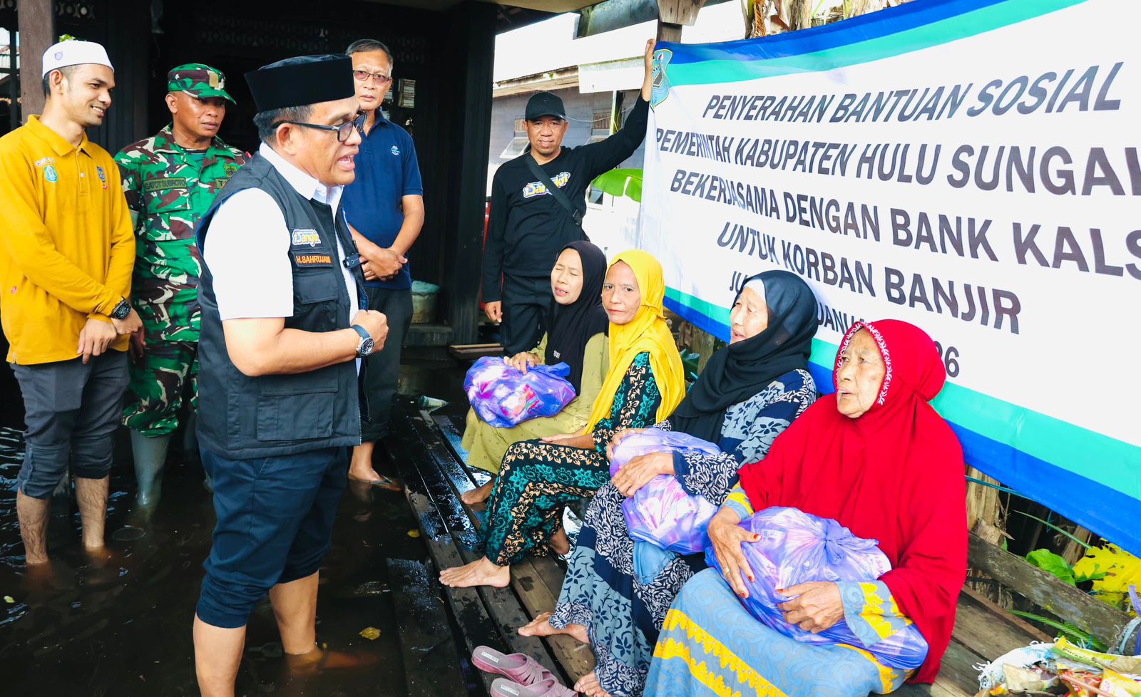 PEDULI:Bupati HSU, H Sahrujani meninjau warga terdampak banjir di wilayah Kecamatan Babirik dan Danau Panggang.