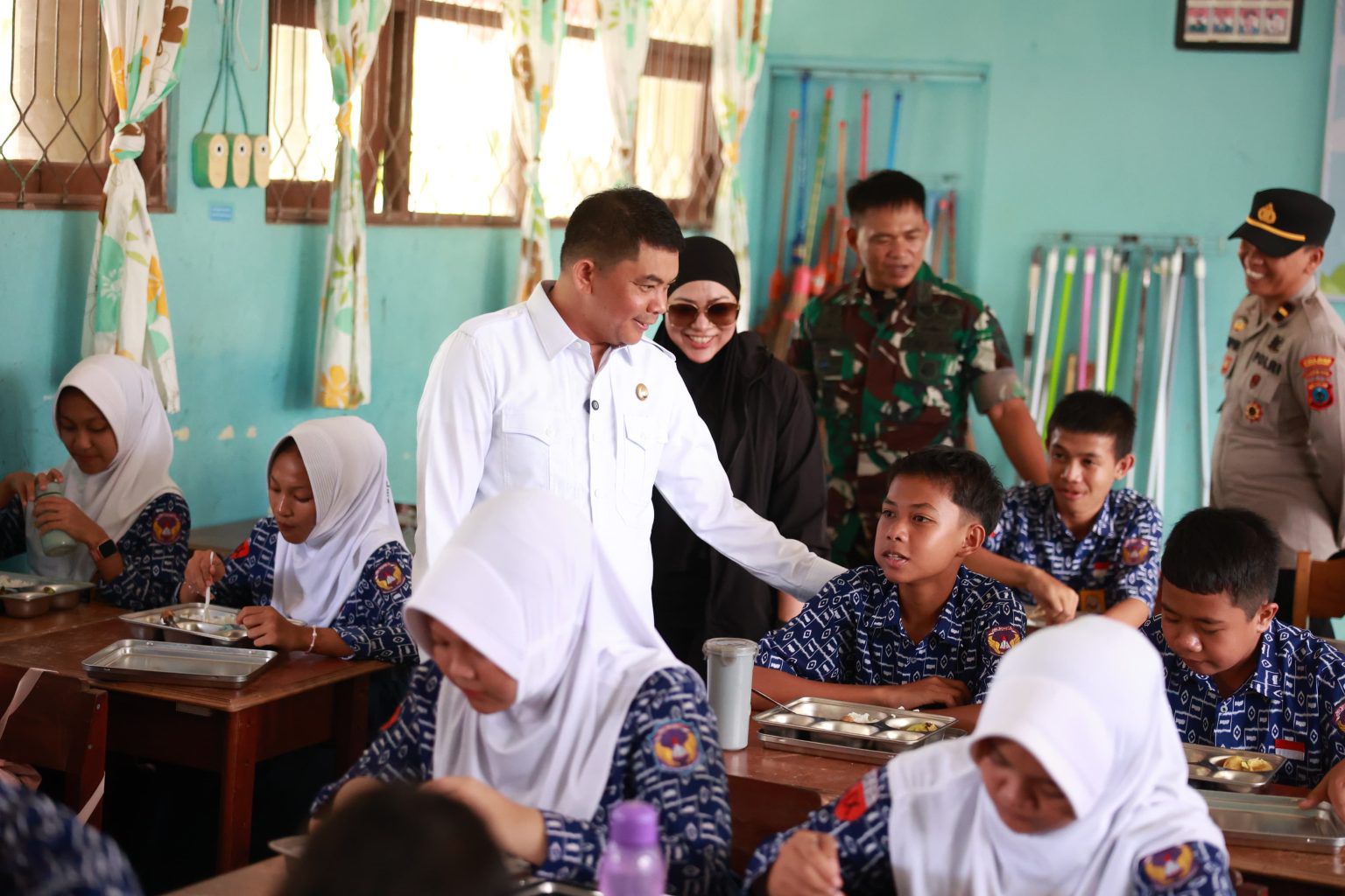 RAMAH: Bupati Tanah Bumbu Andi Rudi Latif berbincang dengan siswa di SMPN 1 Simpang Empat.