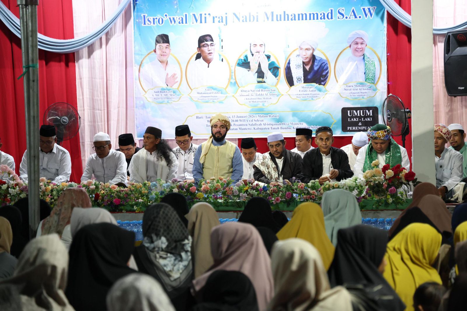 RELIGIUS:Suasana kegiatan peringatan Isra Mi&rsquo;raj Nabi Muhammad SAW di Pondok Pesantren Salafiyah Al Istiqamah Mantewe, Kecamatan Mantewe, Selasa (13/1/2026).