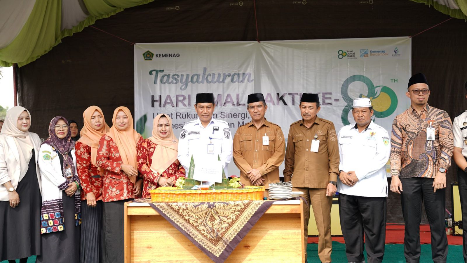 MOMEN:Staf Ahli Bupati Tanah Bumbu Bidang Kemasyarakatan dan SDM, H Hairuddin bersama jajaran Kemenag Kabupaten Tanah Bumbu usai Tasyakuran HAB ke-80 Kemenag RI 2026 di Batulicin, Selasa (13/1/2026).