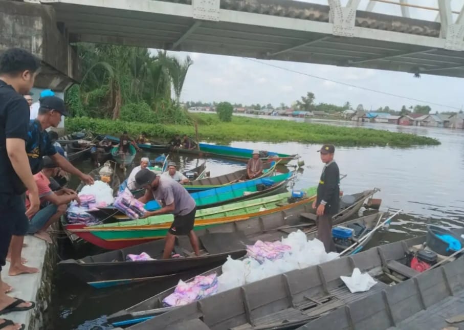 PEDULI:Kegiatan penyaluran bantuan ke korban banjir di Desa Pembantanan Kabupaten Banjar.