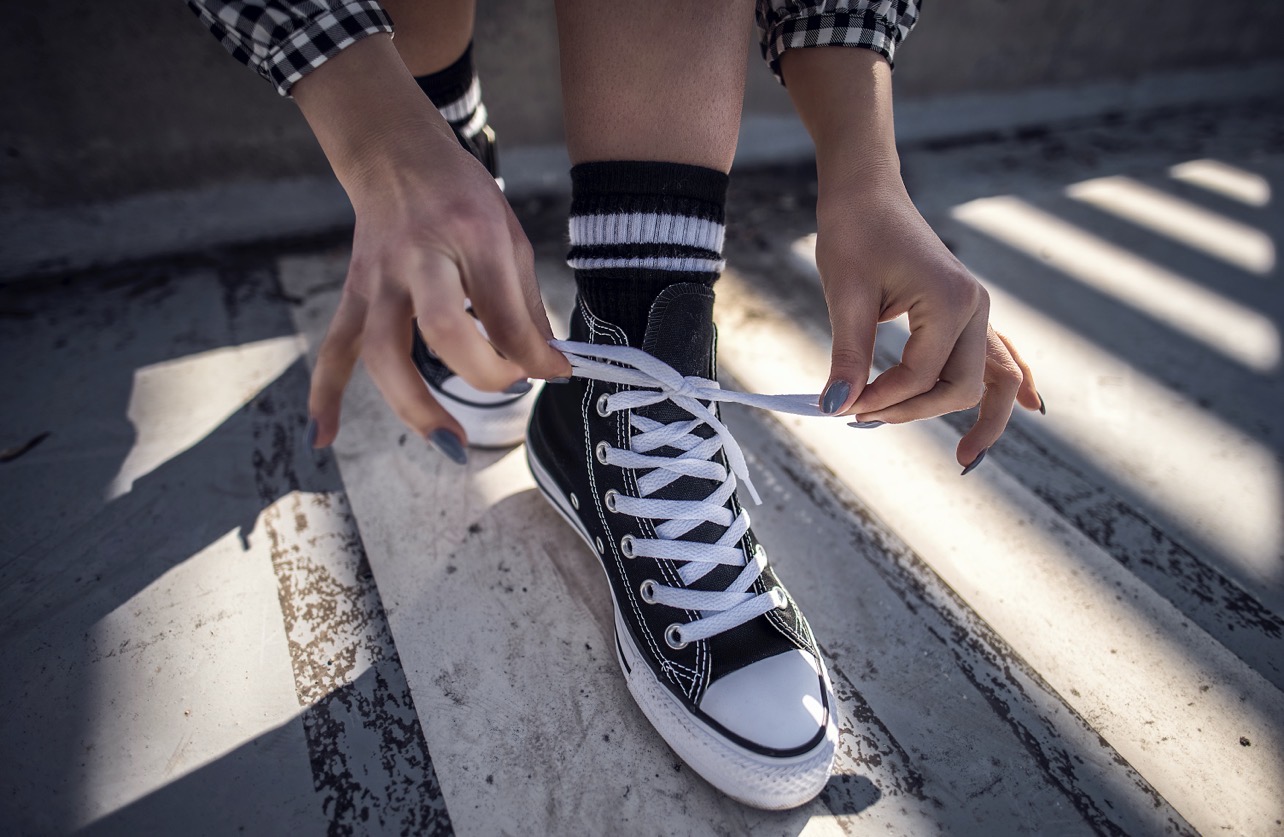 TRENDY: Sneakers atau sepatu kets bergaya high ankle seperti ini selalu trendy. (Foto: Freepik)