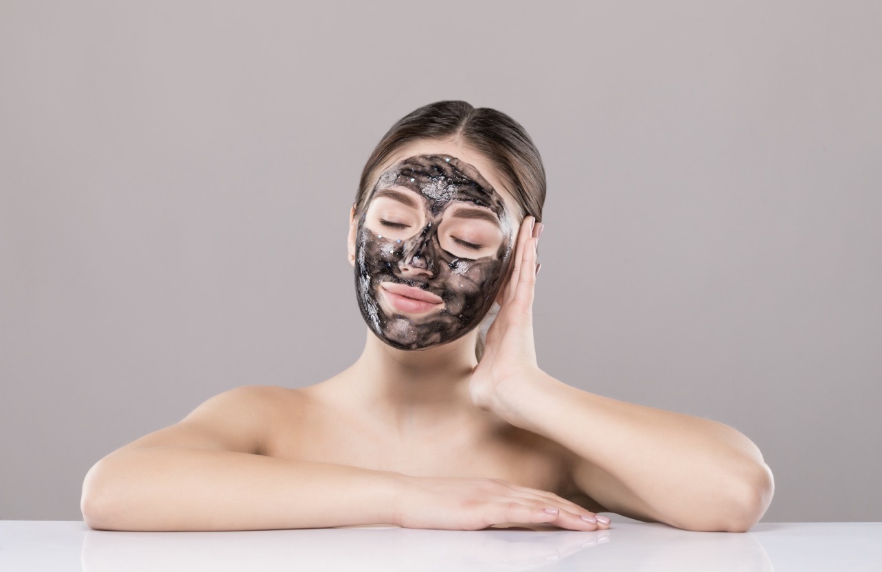 CERAH: Masker peel off dengan varian charcoal kerap menjadi pilihan untuk mencerahkan wajah. (Foto: Freepik)