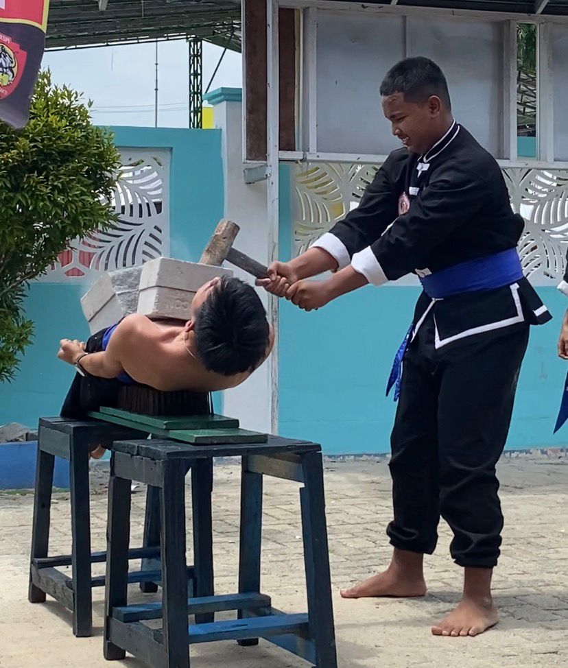 ATRAKSI: Beragam pertunjukan tenaga meriahkan acara HUT IKS.PI Kera Sakti di Kotabaru.