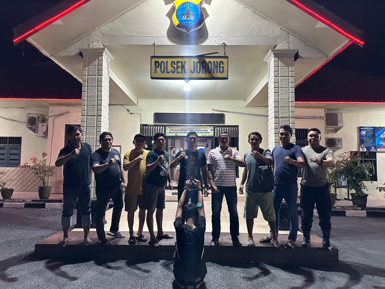 TAK BERKUTIK: AR (jongkok), pelaku perampokan berpistol di sebuah rumah di Desa Simpang Empat Sungai Baru, Kecamatan Jorong, Tanah Laut, Sabtu (17/1/2026).