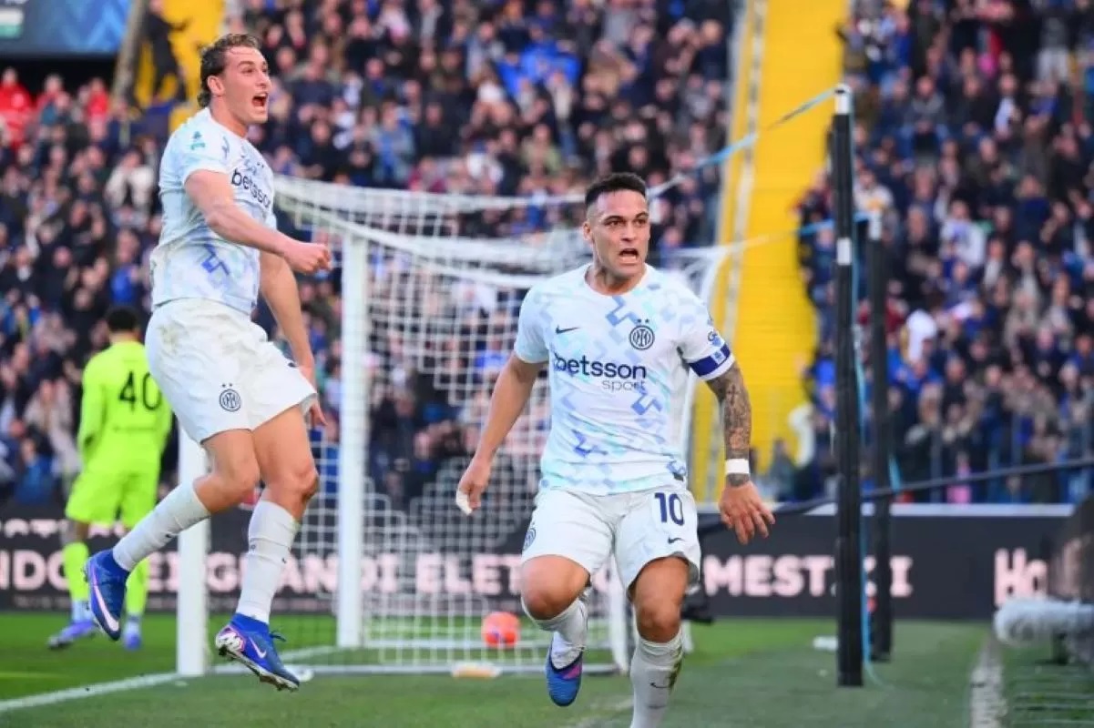 MENCETAK: Selebrasi Lautaro Martinez (kanan) setelah mencetak gol lawan Udinese di Bluenergy Stadium pada Sabtu (17/1). (Inter.it)