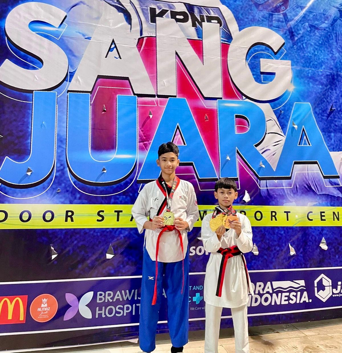 MEMBANGGAKAN: Alden dan Rimba memperlihatkan medali yang diraihnya.