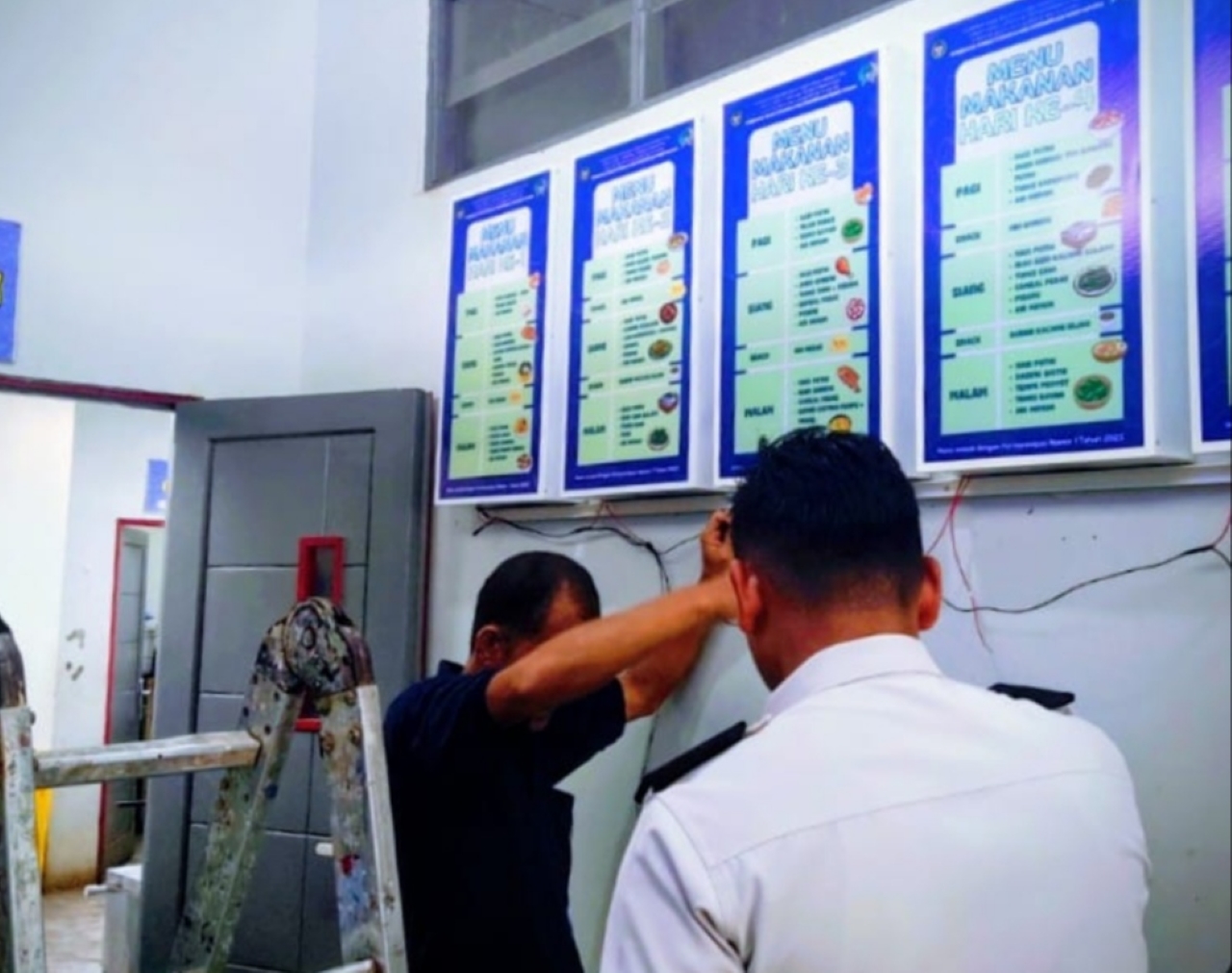 PEMASANGAN: Warga binaan Lapas Kelas IIB Banjarbaru saat memasang neon box di Lapas Perempuan Martapura, Kamis (15/1).
