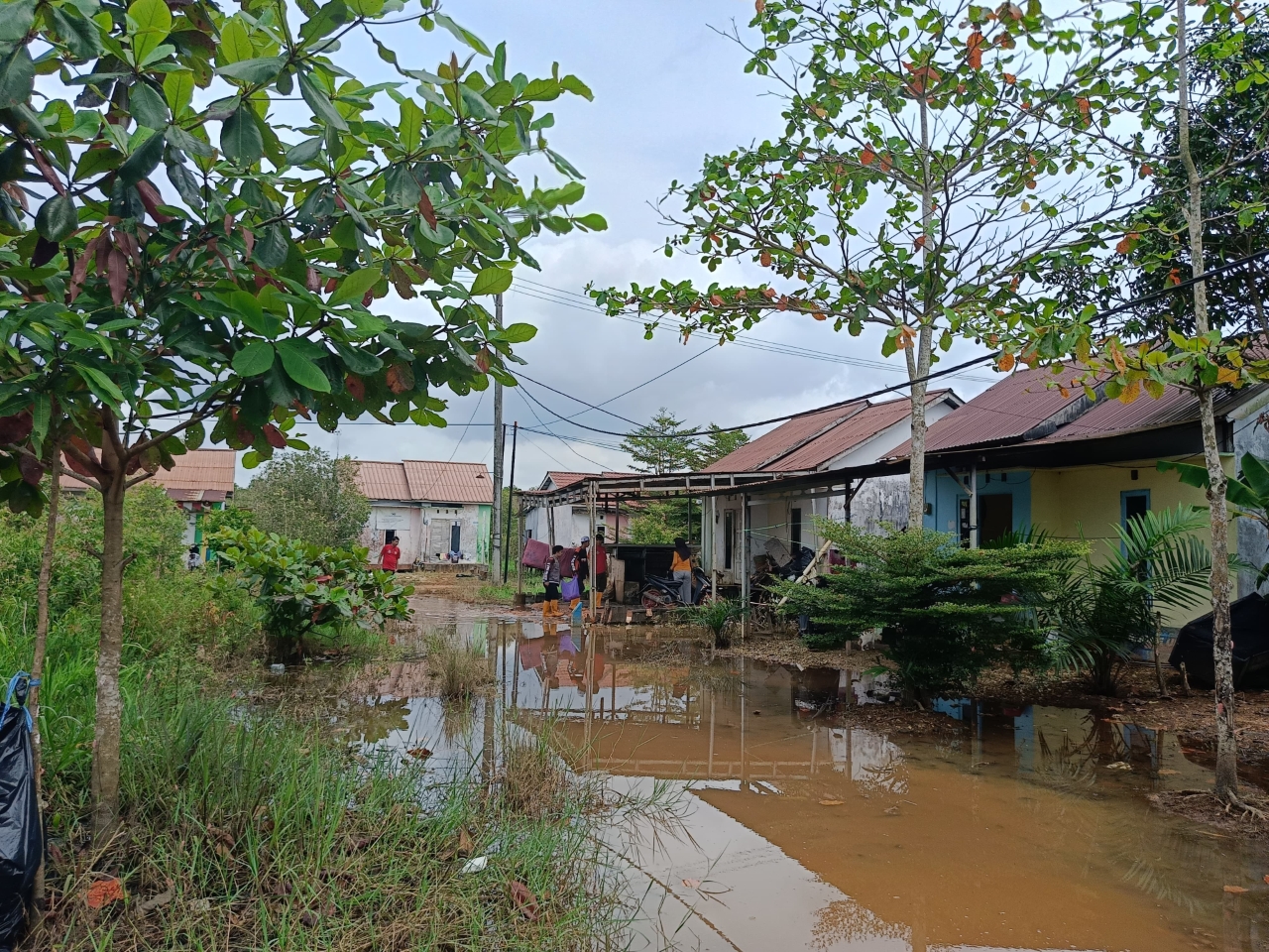 RUSAK: Kondisi jalan lingkungan di Perumahan Terrace Pelangi, Jalan Tambak Buluh, tampak rusak dan tergenang usai banjir.