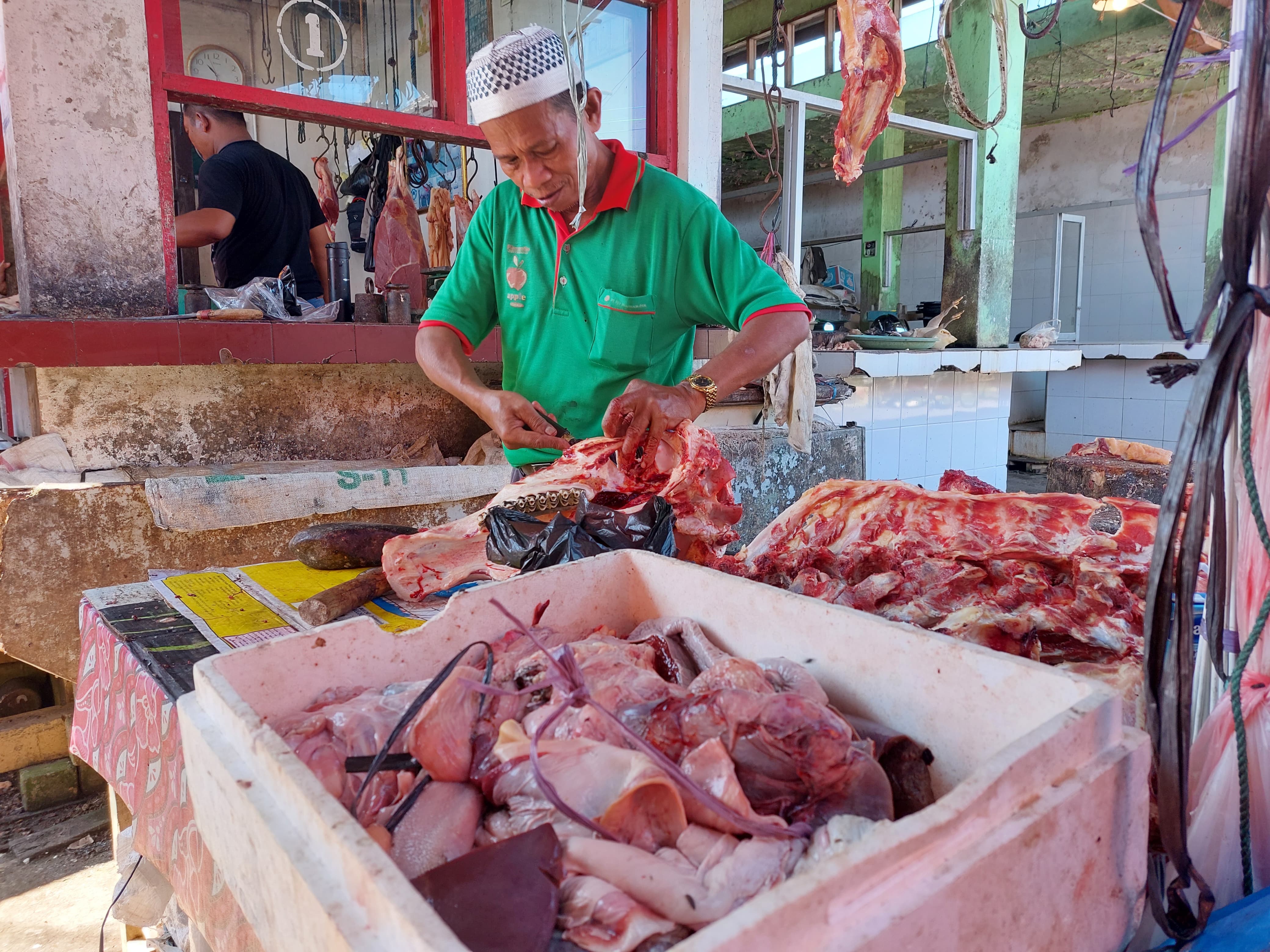 BAHAN POKOK: Harga kebutuhan pokok di pasar tradisional HST cenderung stabil.