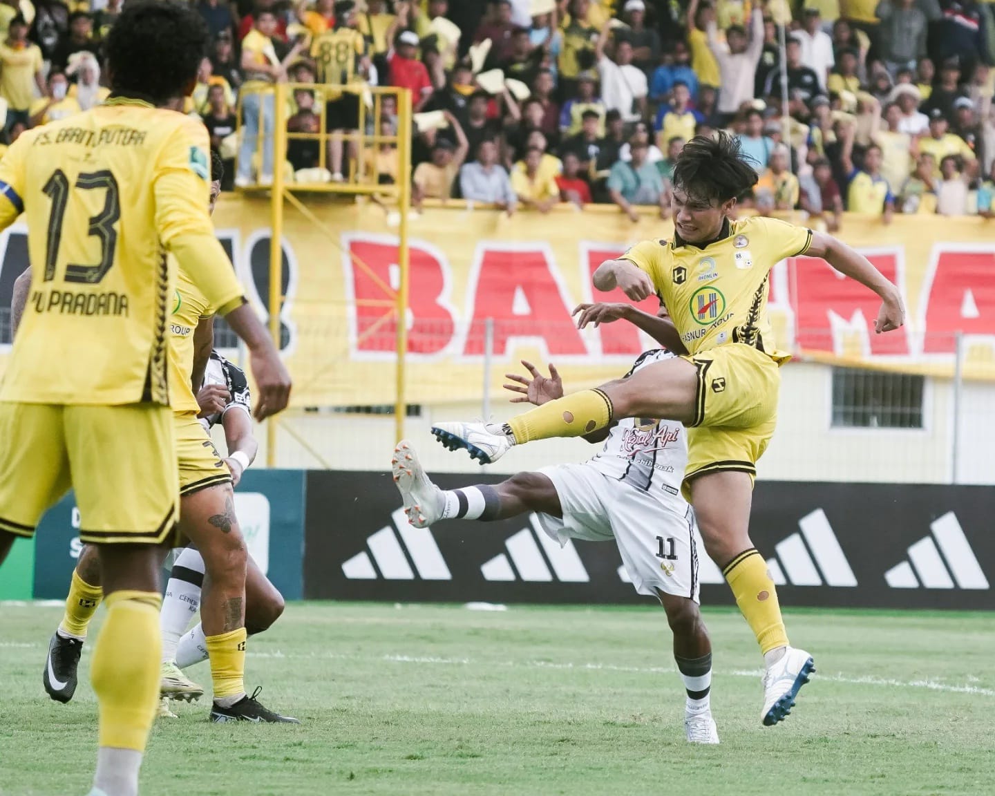 BERUSAHA: PS Barito Putera berusaha membobol gawang Persipura Jayapura pada laga Pegadaian Championship 2025/2026 di Stadion 17 Mei Banjarmasin.