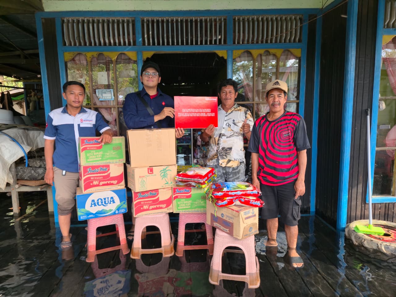 BANTUAN:Telkomsel menyalurkan bantuan di sejumlah wilayah terdampak banjir di Kalsel.