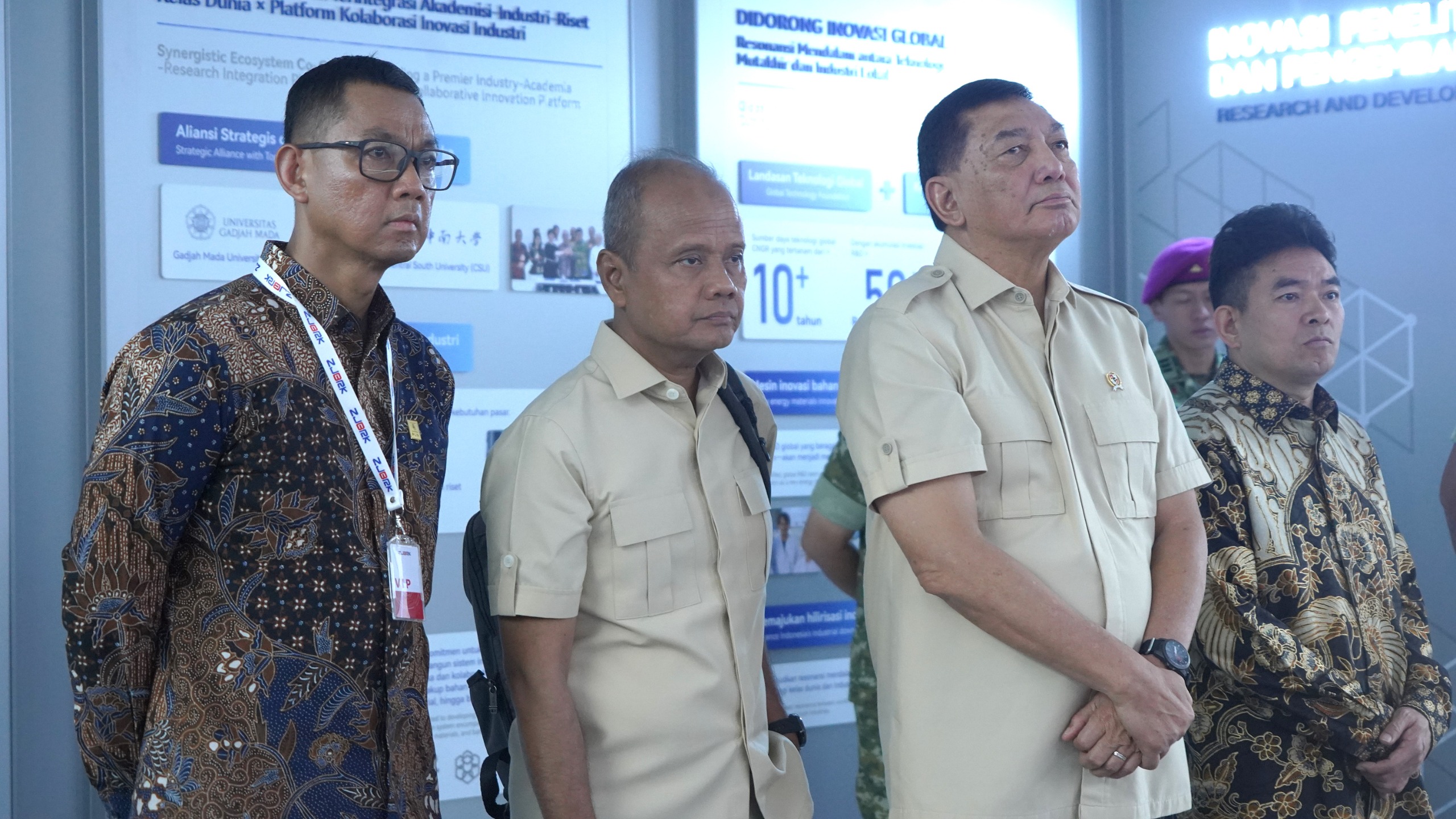 ENERGI BERSIH:Direktur Utama PT PLN (Persero), Darmawan Prasodjo bersama Menhan RI, Jenderal TNI (Purn) Dr Sjafrie Sjamsoeddin. Serta, Chairman of CNGR, Mr Deng Wei Ming.