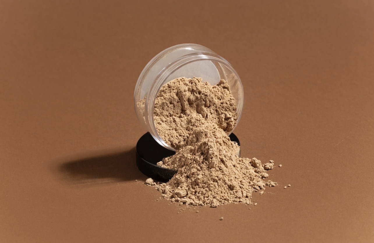 KUNCI RIASAN: Loose powder kerap dijadikan sebagai pengunci makeup. (Foto: Freepik)
