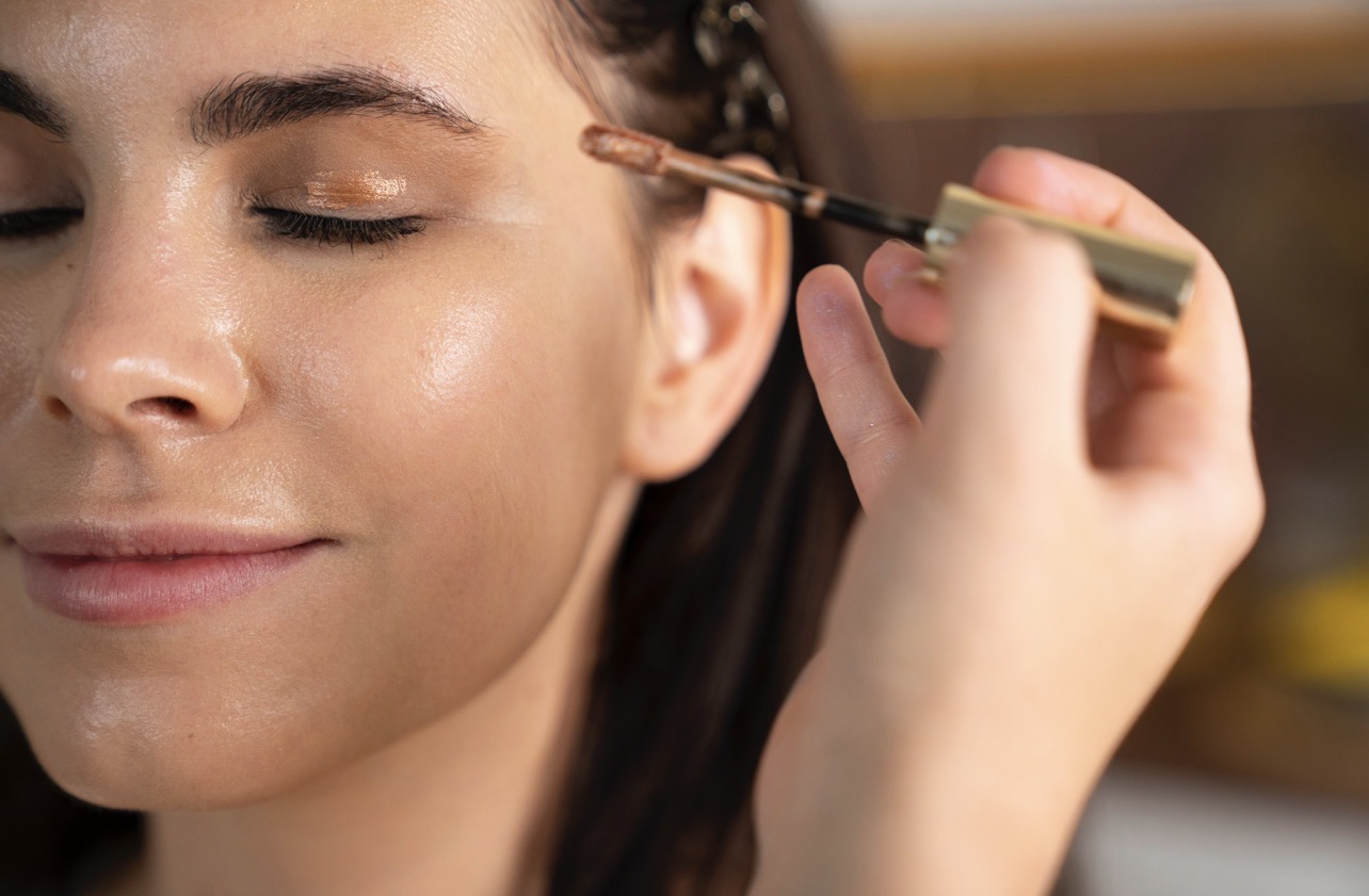 MENGKILAP: Tak semua makeup cocok bagi pemilik kulit berminyak. (Foto: Freepik)