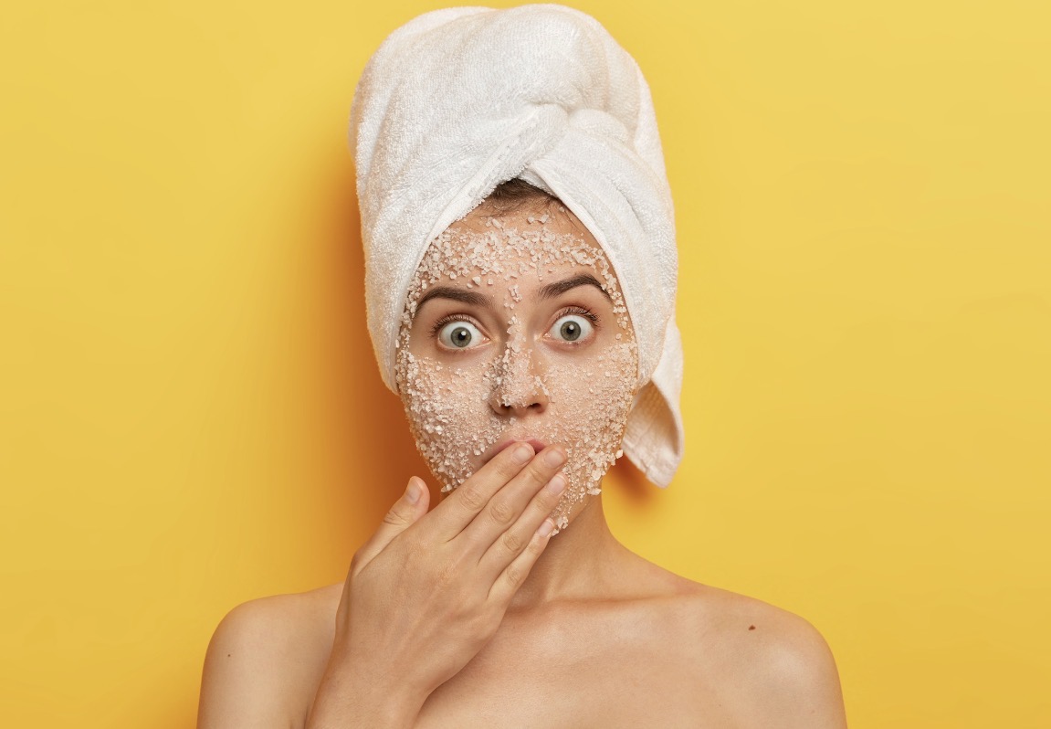 JANGAN BERLEBIHAN: Scrub berfungsi untuk mengangkat sel kulit mati, penggunaannya harus sesuai aturan agar tak over eksfoliasi. (Foto: Freepik)
