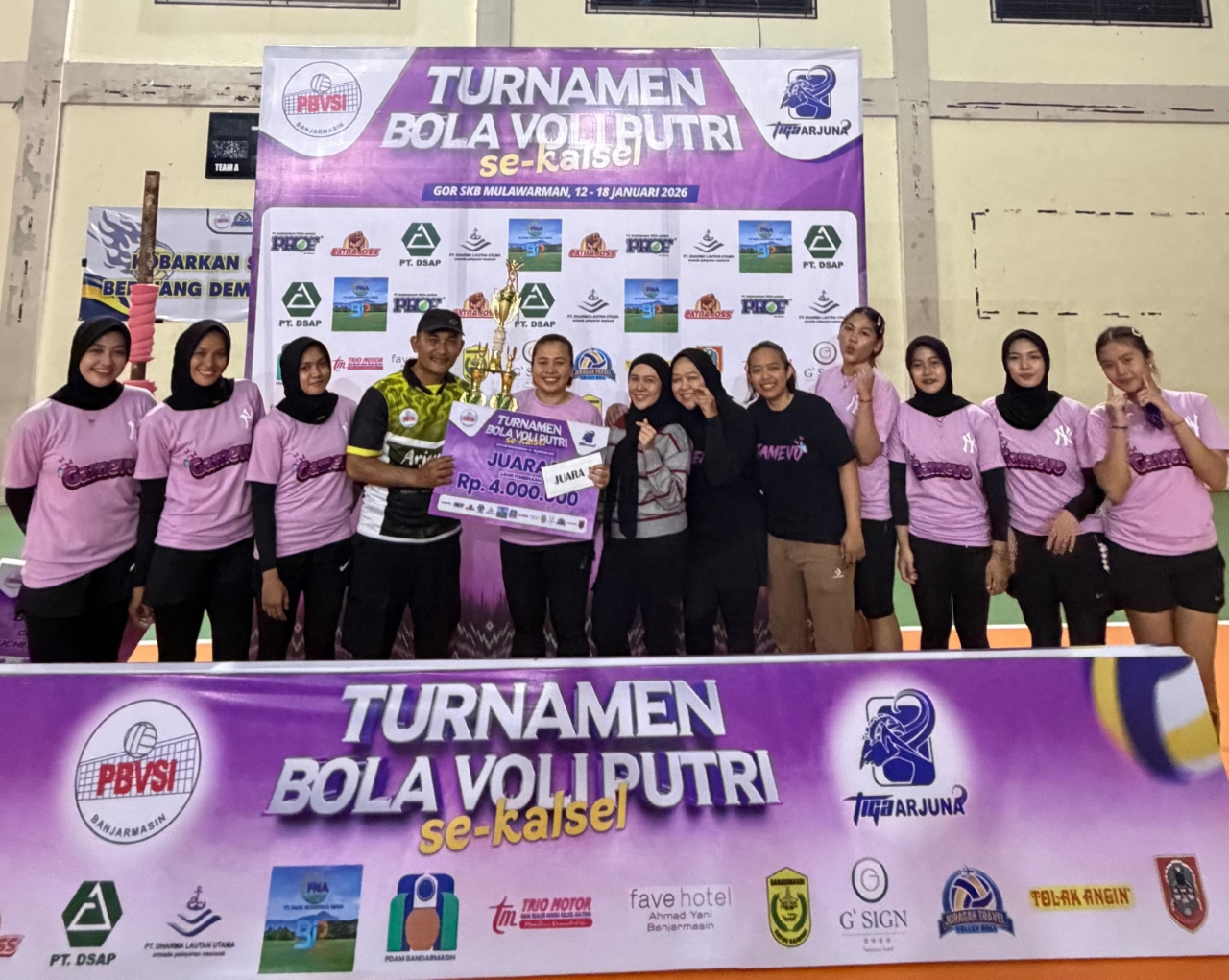 JUARA:Para pemain Gamevo mengabadikan kemenangan tim mereka.