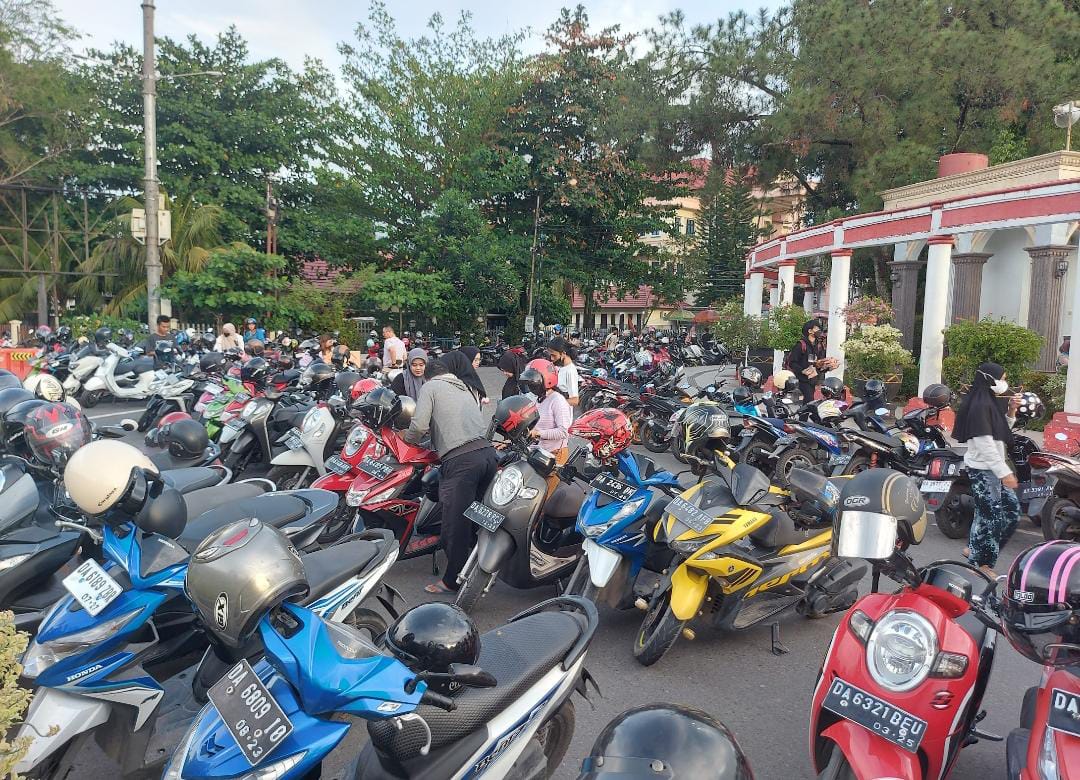 SUASANA: Kawasan parkiran di Kota Banjarbaru ketika ada pagelaran event. Di sisi lain, Dishub Banjarbaru harus aktif mengawasi kemunculan juru parkir liar memanfaatkan keramaian.