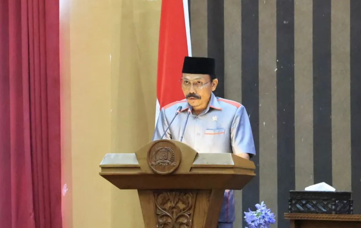 PANDANGAN: Sekretaris DPC PDI Perjuangan Tanah Bumbu, I Wayan Sudarma menyampaikan pandangan fraksi dalam salah satu rapat paripurna di Gedung DPRD Tanah Bumbu.