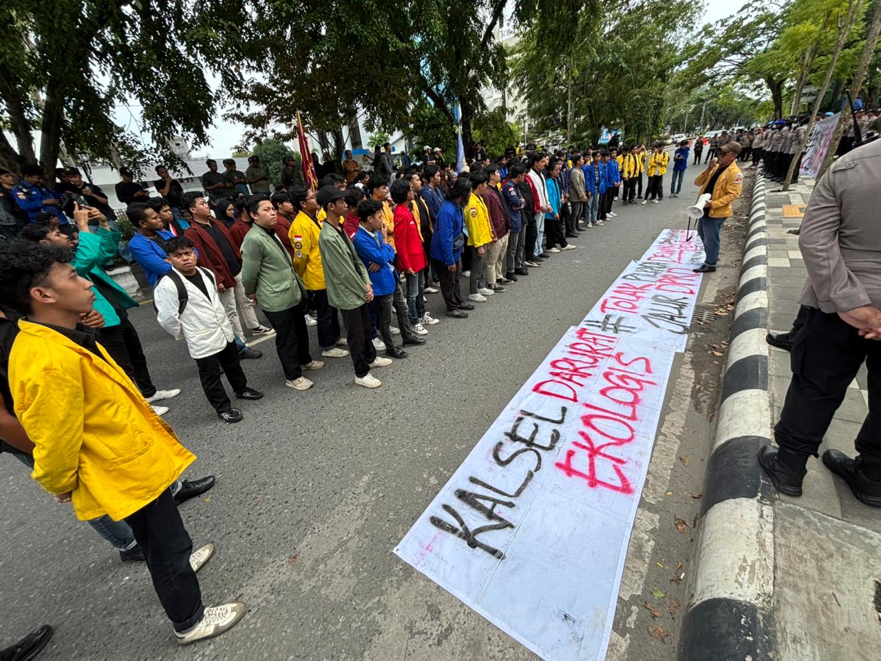 MENOLAK: Demo menolak wacana Pilkada melalui DPRD kembali digelar di DPRD Kalsel. Aliansi BEM Kalsel menunggu bertemu Ketua DPRD Kalsel Supian HK.