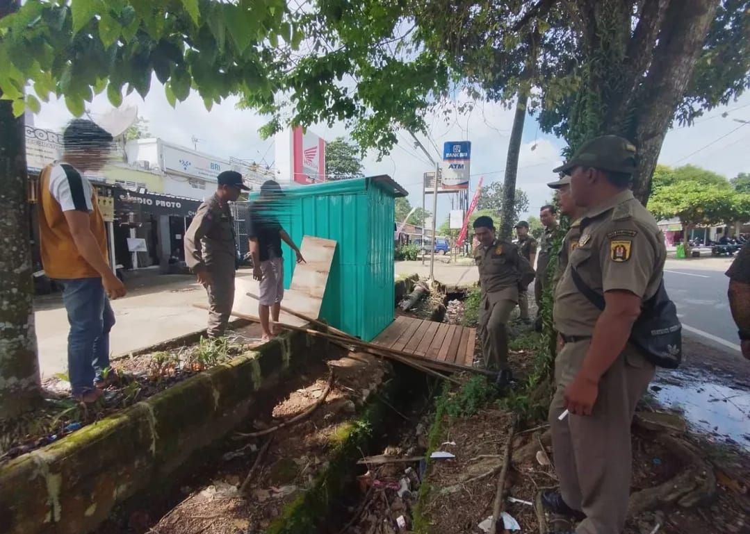 SIDAK: Satpol PP Banjarbaru menemukan PKL di trotoar dan bangunan yang melanggar aturan menutup drainase.