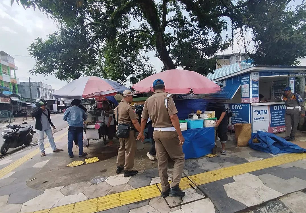 SIDAK: Satpol PP Banjarbaru menemukan PKL di trotoar dan bangunan yang melanggar aturan menutup drainase