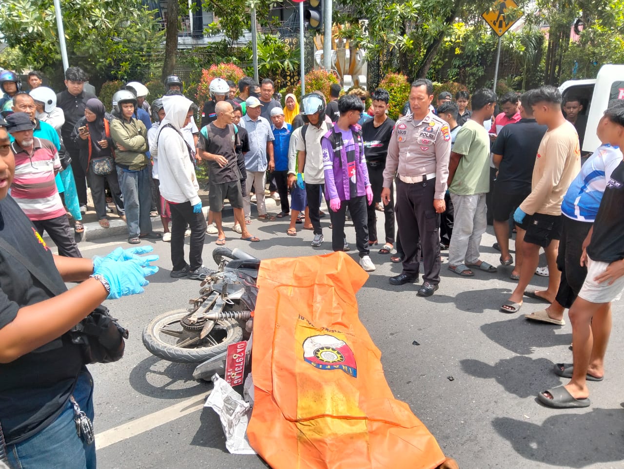 LAKA MAUT: Motor dinas Honda Supra X ringsek setelah menabrak dump truck di turunan Jembatan Kembar Jalan S Parman Banjarmasin Barat, Senin (19/1/2026). Pengendara motor tewas di lokasi kejadian.
