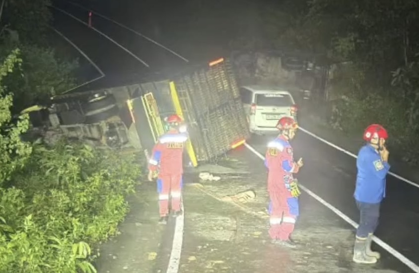 TERBALIK : Proses evakuasi dua unit truk yang terbalik di Jalan Alternatif Banjarbaru&ndash;Batulicin, Desa Dedai Apuai, Kecamatan Aranio, Senin (19/1/2026) dini hari.
