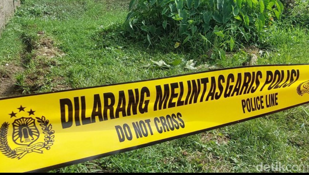 POLICE LINE: Polisi memasang garis polisi di lokasi penemuan tengkorak.