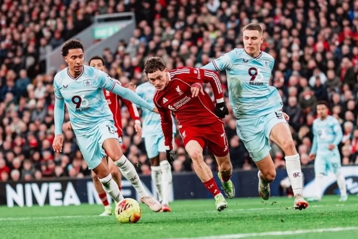 DIKEPUNG: Pemain Liverpool Florian Wirtz dikepung para pemain Burnley dalam laga Premier League di Anfield.