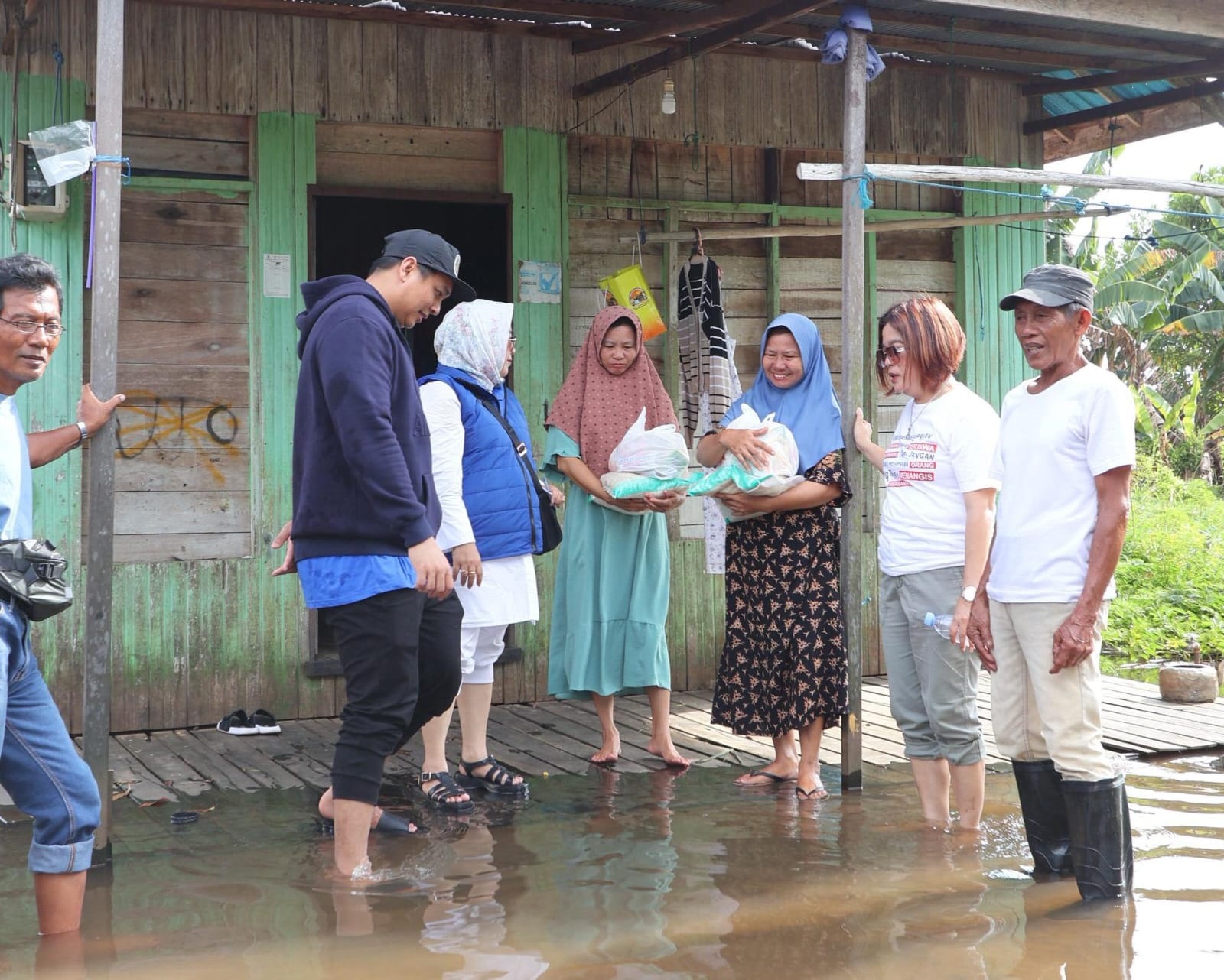 BERDIALOG: Warga Pengayuan, Kelurahan Landasan Ulin Selatan, berdialog dengan anggota DPRD Kota Banjarbaru saat penyaluran bantuan banjir, Senin (19/1).