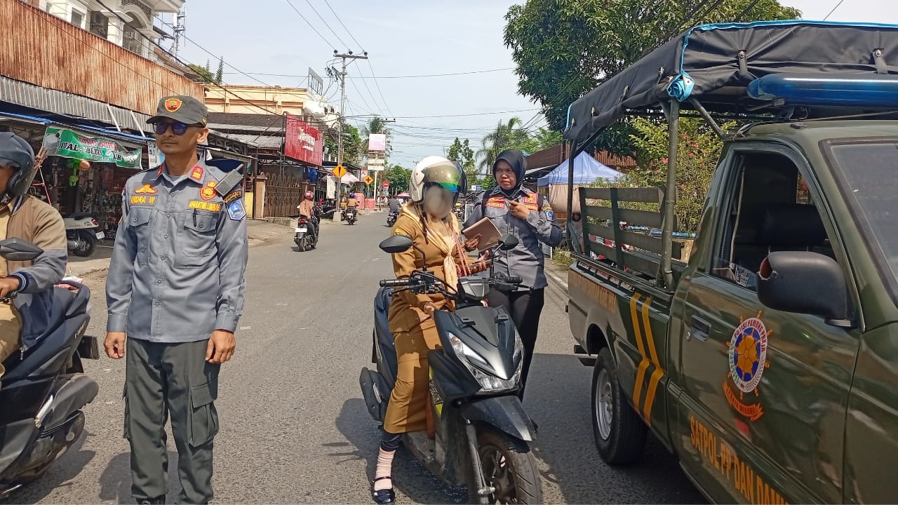 AWASI: Satpol PP HSS saat melakukan pengawasan terhadap ASN yang berkeliaran di luar ruangan.
