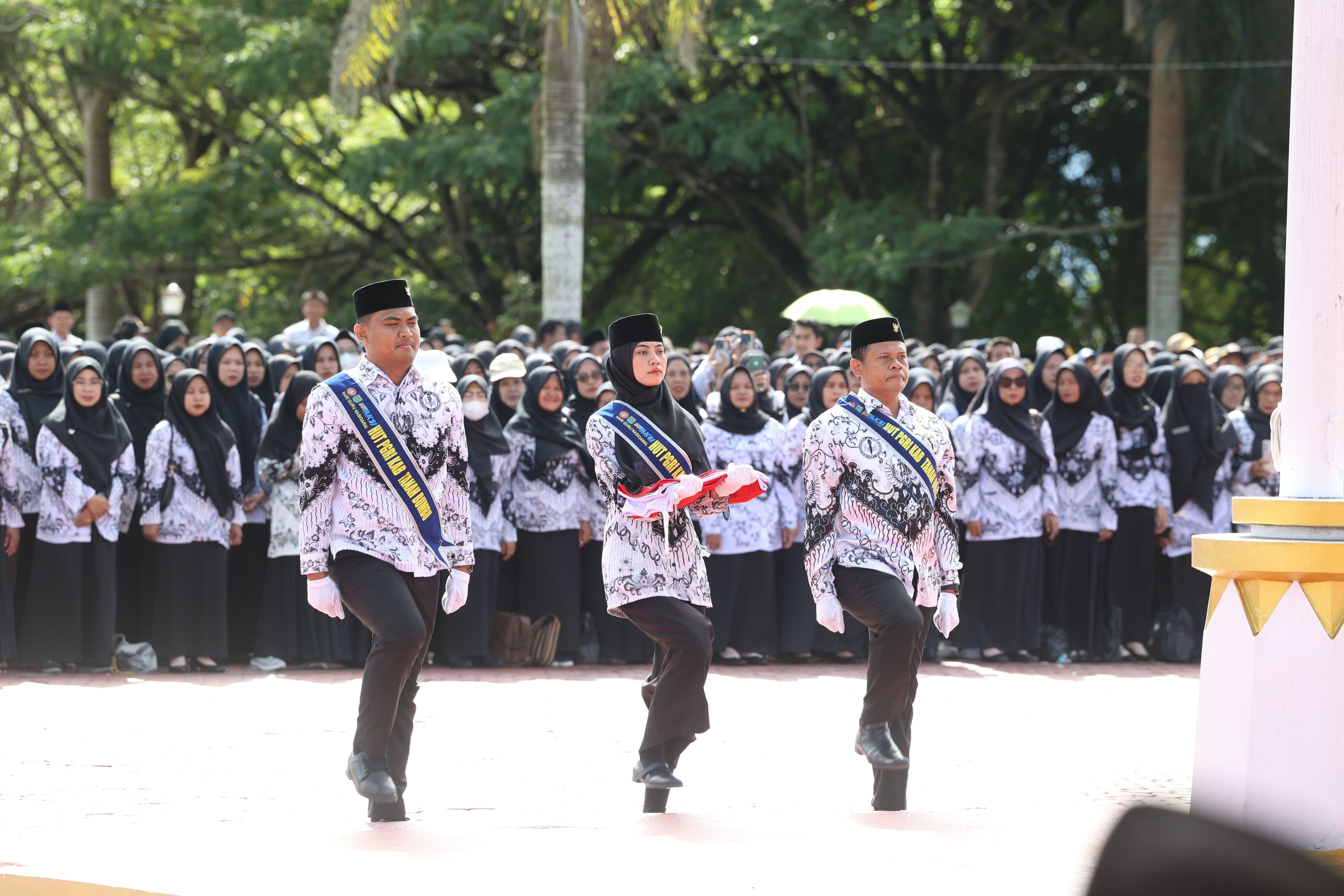 UPACARA: Sejumlah guru di Kabupaten Tanah Bumbu mengibarkan Bendera Merah Putih saat peringatan HUT ke-80 PGRI dan Hari Guru Nasional.
