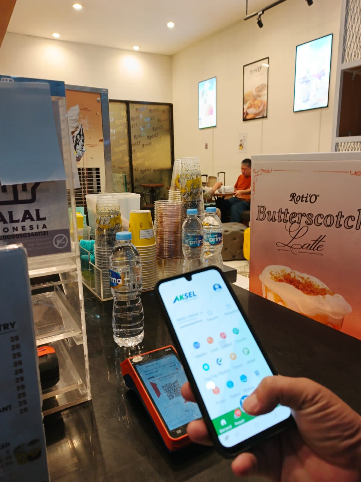 MUDAH:Di mana saja bisa gunakan QRIS Bank Kalsel untuk transaksi keuangan.