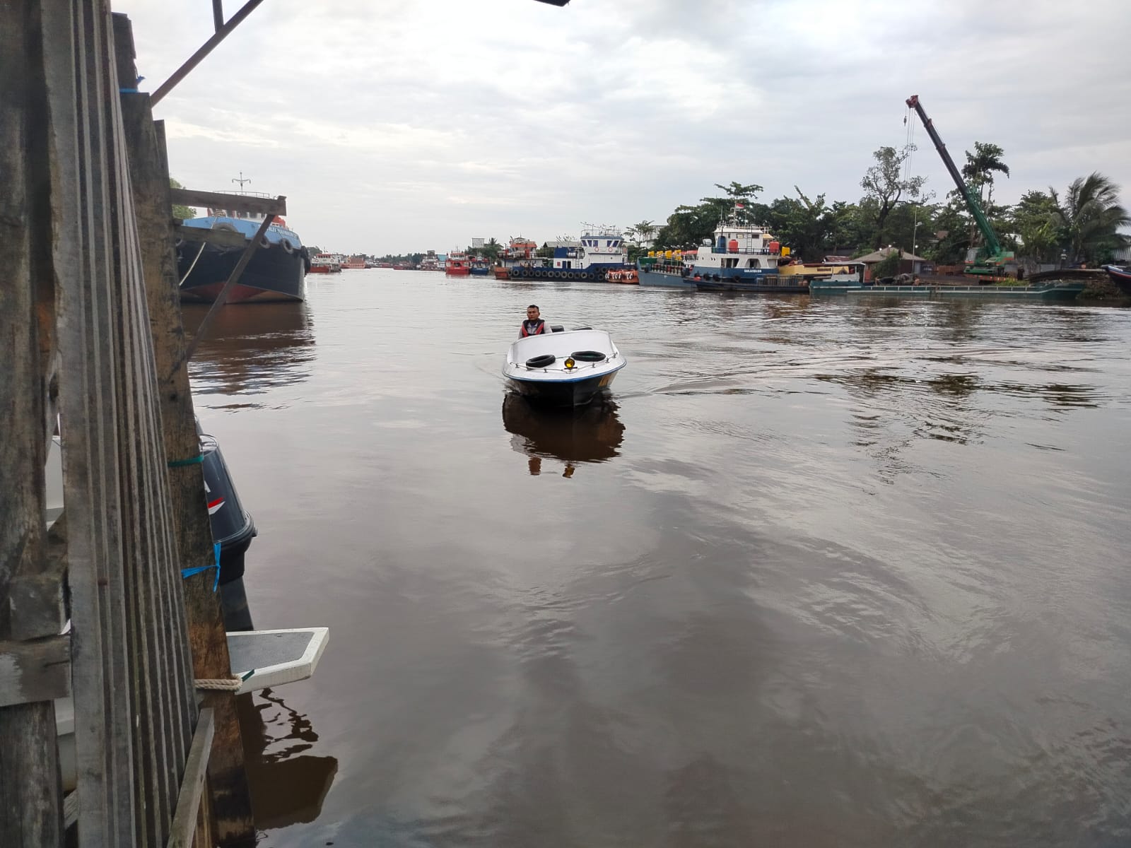 PENYISIRAN: Personel Satpoliairud Polresta Banjarmasin melakukan penyisiran.