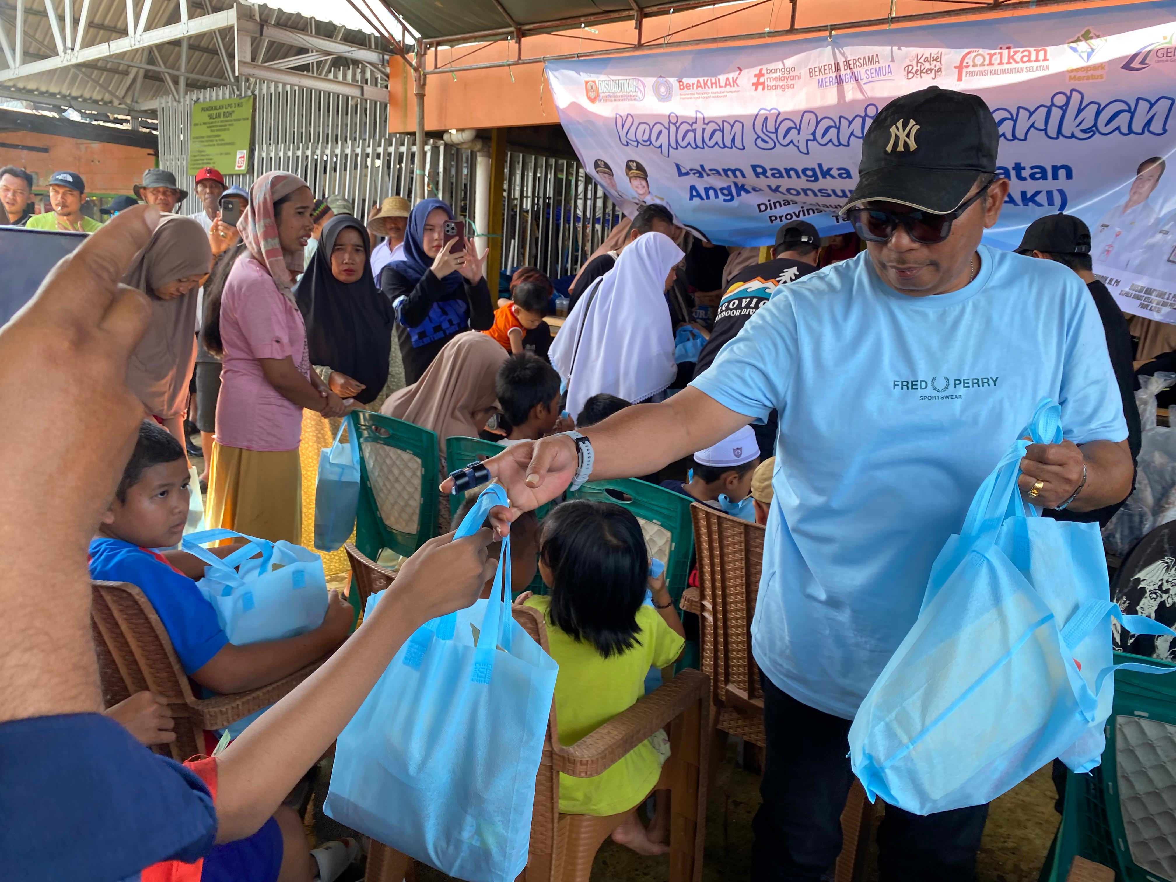 PROTEIN HEWANI:Dinas Perikanan dan Kelautan (Dislutkan) Kalsel menyalurkan bantuan ikan segar kepada korban banjir di Desa Paku Alam, Kabupaten Banjar.