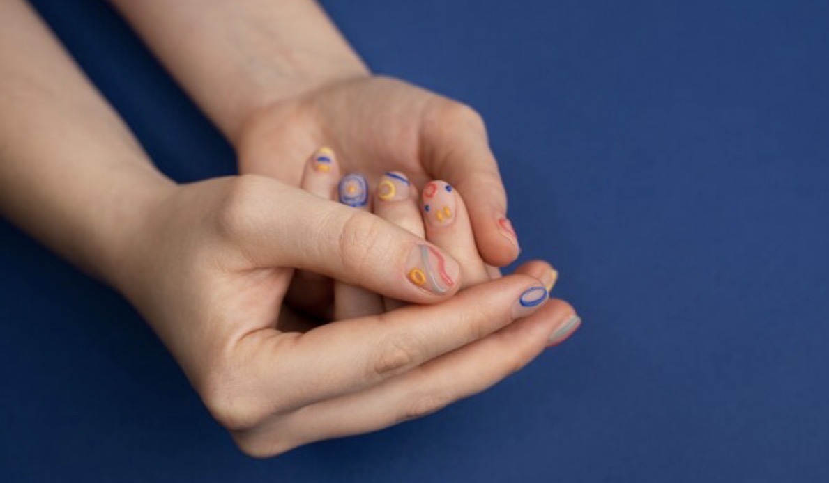 LELAH: Nail art tanpa jeda justru berefek buruk bagi kesehatan kuku. (Foto: Freepik)