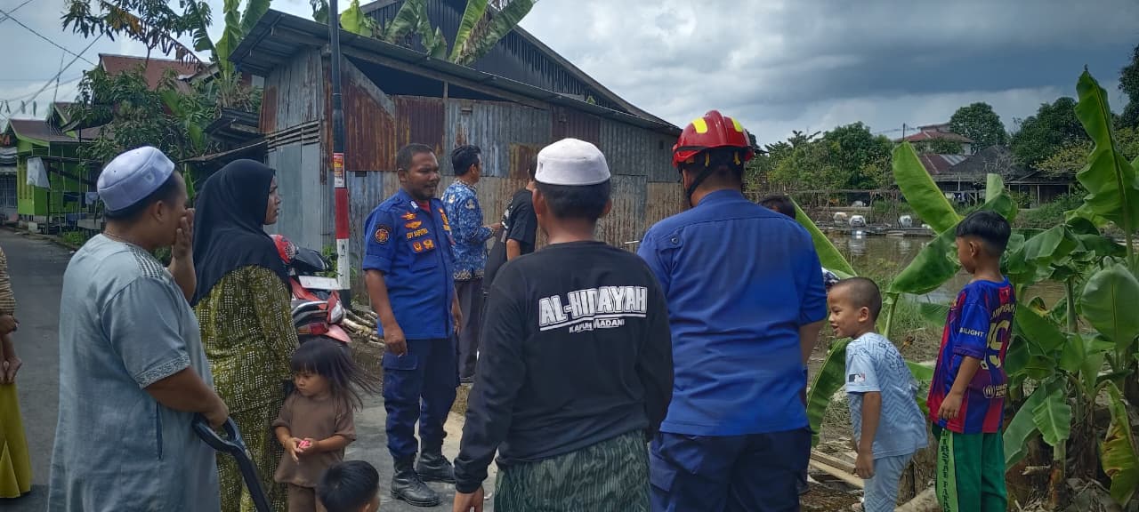 OBSERVASI: Anggota Damkar Dinas Satpol PP dan Damkar HSU melakukan observasi lapangan terkait kemunculan seekor buaya di Kecamatan Banjang.