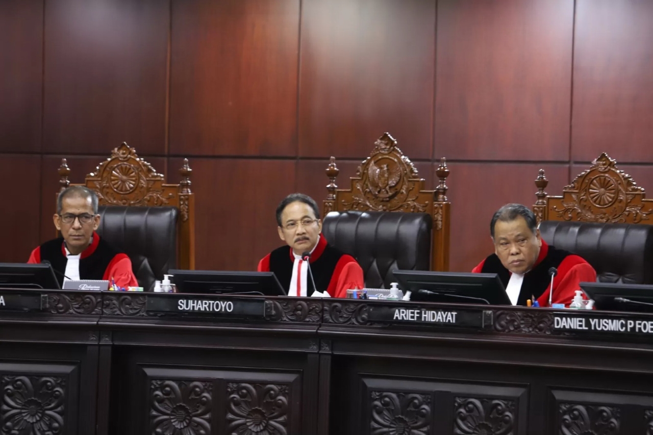 HAKIM MK: Ketua MK Suhartoyo (tengah) didampingi Hakim Konstitusi lainnya saat membacakan permohonan uji materiil yang diajukan Ikatan Wartawan Hukum (Iwakum).