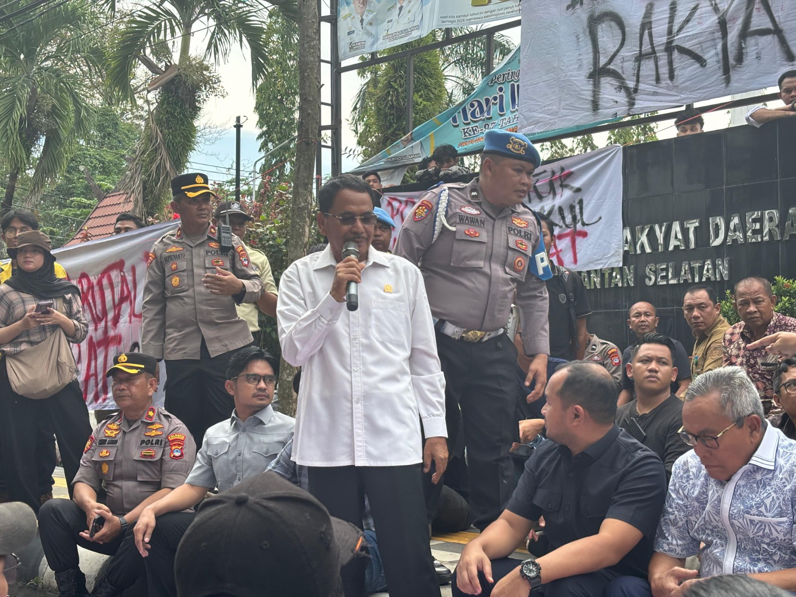 ASPIRASI: Ketua DPRD Kalsel menandatangani nota kesepahaman berisi enam poin tuntutan yang diajukan mahasiswa. Salah satunya menolak wacana Pilkada melalui DPRD.